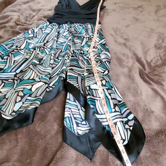 Beautiful handkerchief dress - Picture 3 of 5